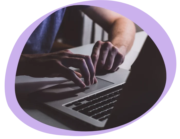 Persona trabajando en laptop